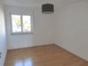 Bergblick und ruhig gelegen! Neuwertige, gepflegte 2,5-Zi.-Wohnung im 1. OG in Großkarolinenfeld! - Schlafzimmer
