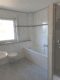 Bergblick und ruhig gelegen! Neuwertige, gepflegte 2,5-Zi.-Wohnung im 1. OG in Großkarolinenfeld! - Tageslichtbad m. Wanne, Dusche u. WC