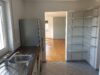 Bergblick und ruhig gelegen! Neuwertige, gepflegte 2,5-Zi.-Wohnung im 1. OG in Großkarolinenfeld! - Küche m. Blick Richtung Wohnzimmer