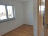 Bergblick und ruhig gelegen! Neuwertige, gepflegte 2,5-Zi.-Wohnung im 1. OG in Großkarolinenfeld! - kl. Durchgangszimmer