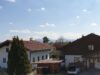 Bergblick und ruhig gelegen! Neuwertige, gepflegte 2,5-Zi.-Wohnung im 1. OG in Großkarolinenfeld! - Ausblick vom Balkon