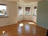 Bergblick und ruhig gelegen! Neuwertige, gepflegte 2,5-Zi.-Wohnung im 1. OG in Großkarolinenfeld! - Wohnzimmer m. Erker-Essbereich