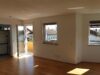Bergblick und ruhig gelegen! Neuwertige, gepflegte 2,5-Zi.-Wohnung im 1. OG in Großkarolinenfeld! - Wohnzimmer m. Zugang z. Balkon