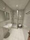 Viel Platz in zentraler Lage! 4-Zimmer Wohnung nahe dem Max-Josefs-Platz! - Badezimmer m. Dusche, WC und Waschbecken