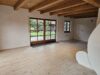 Zwischen Wasserburg a. Inn und Chiemsee gelegen! Charmantes EFH in Amerang/Evenhausen! - Wohnzimmer mit offenem Küchenbereich