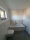 5-Zi.-Whg./Haushälfte (E+1+D)! NEUBAU von 2024! KfW-55-Standard! - Bad mit Wanne, WC....