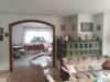 Einseitig angebautes Einfamilienhaus mit Garage in guter Lage von Bruckmühl! - Wohnzimmer m. Kachelofen u. Durchgang Esszimmer