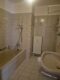 2-Zi.-Whg. in guter Lage, 1. OG, im Rosenheimer Norden! - Bad mit Wanne, Waschbecken und ...