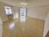 Freie 3-Zi.-Stadtwohnung mit Balkon in Rosenheim - Renovierungspotenzial für Ihre Wohnideen! - Wohnzimmer...
