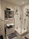 Neuwertige 2-Zi.-Whg., 1. OG m. Lift, zentral gelegen! - Innenliegendes Bad mit Dusche, WC u. Waschbecken